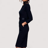 Nora™ | Elegantna crna haljina s remenom i mandarin ovratnikom