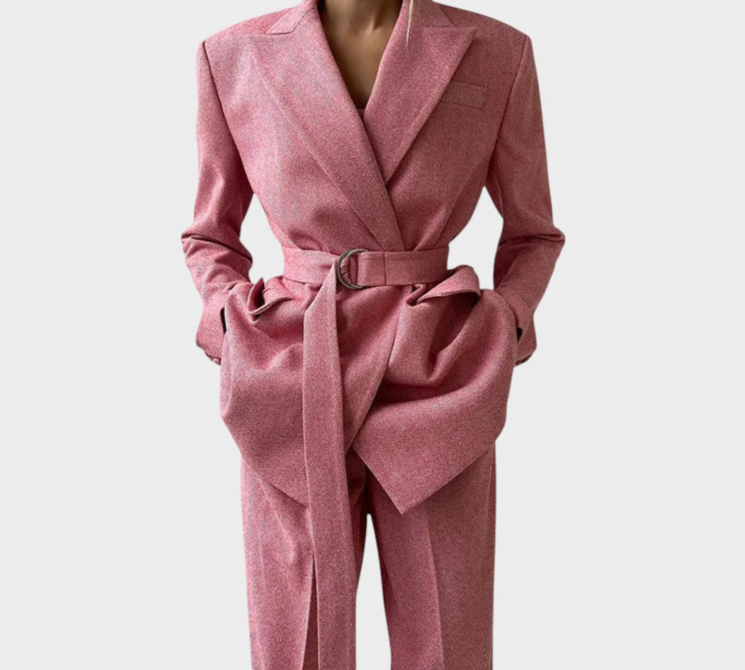 Karolina – Moćni Trodijelni Kostim