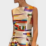 Duga haljina s geometrijskim uzorcima i modernim krojem