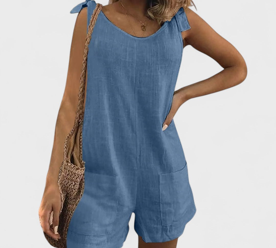 Kratka kombinezon s džepovima na ramenima i vezicama