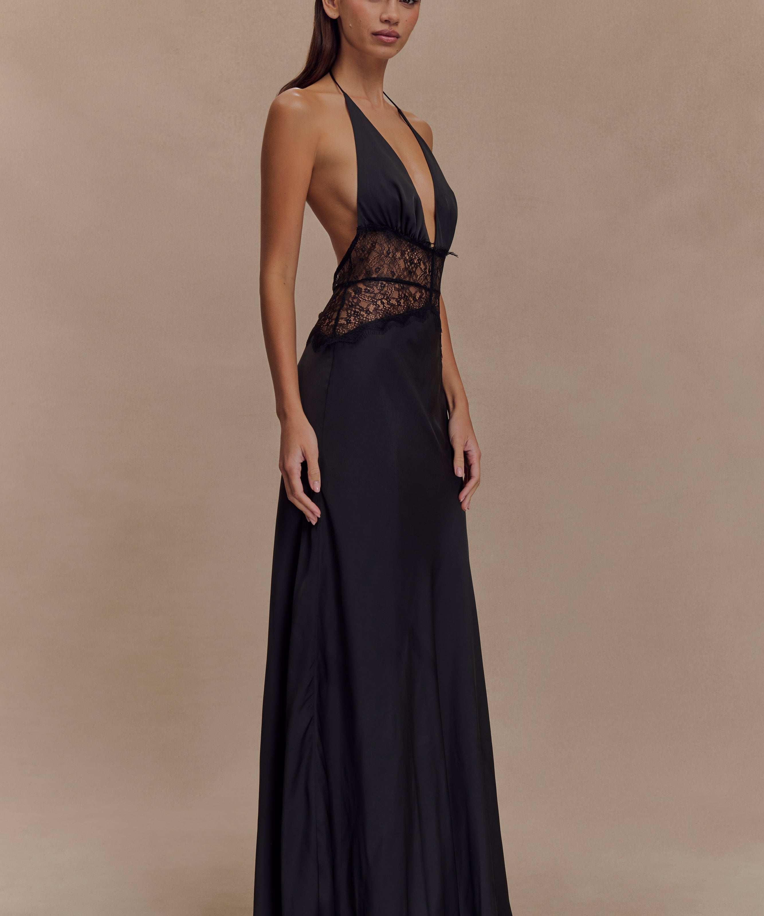 HALJINAS EN DENTELLE ET SATIN NOIRÉA