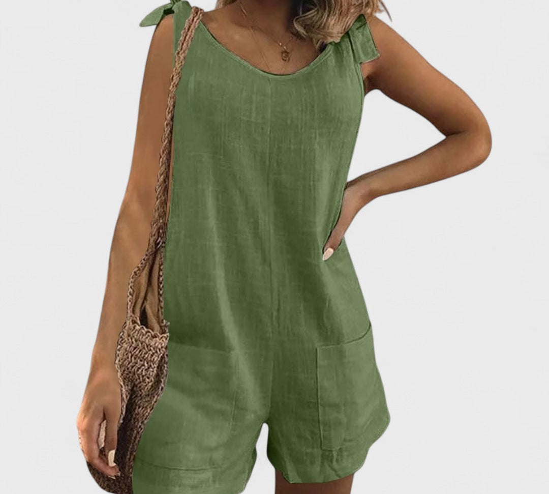 Kratka kombinezon s džepovima na ramenima i vezicama