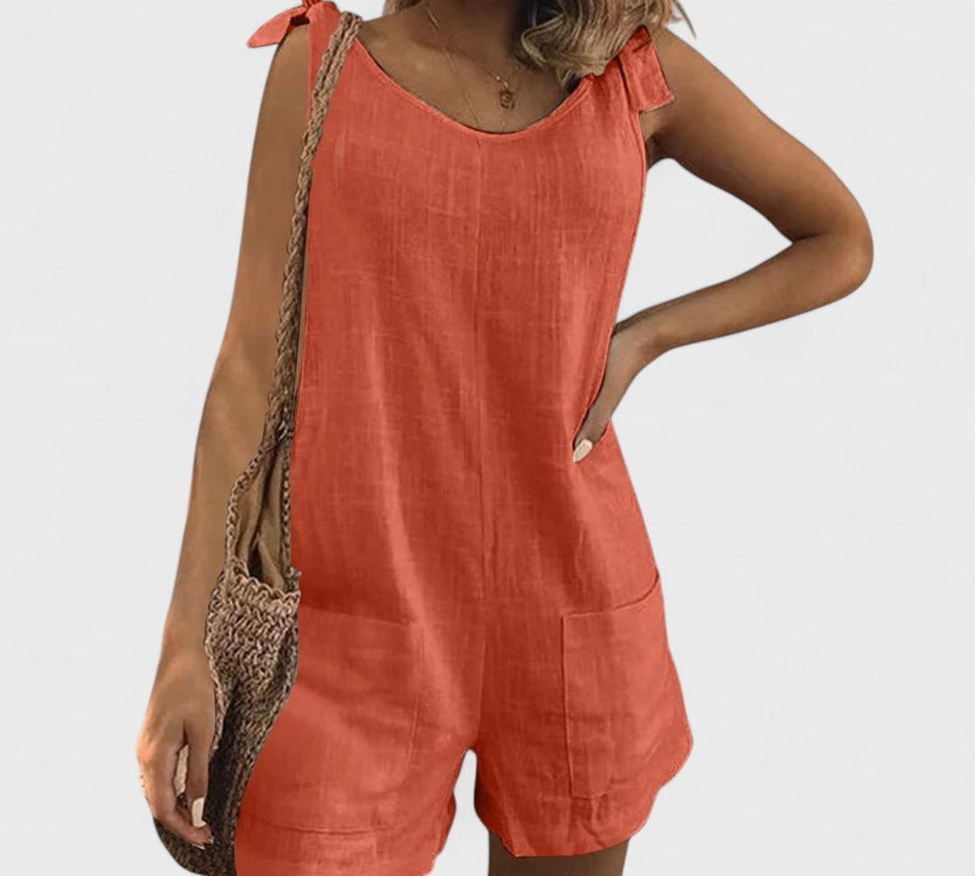 Kratka kombinezon s džepovima na ramenima i vezicama