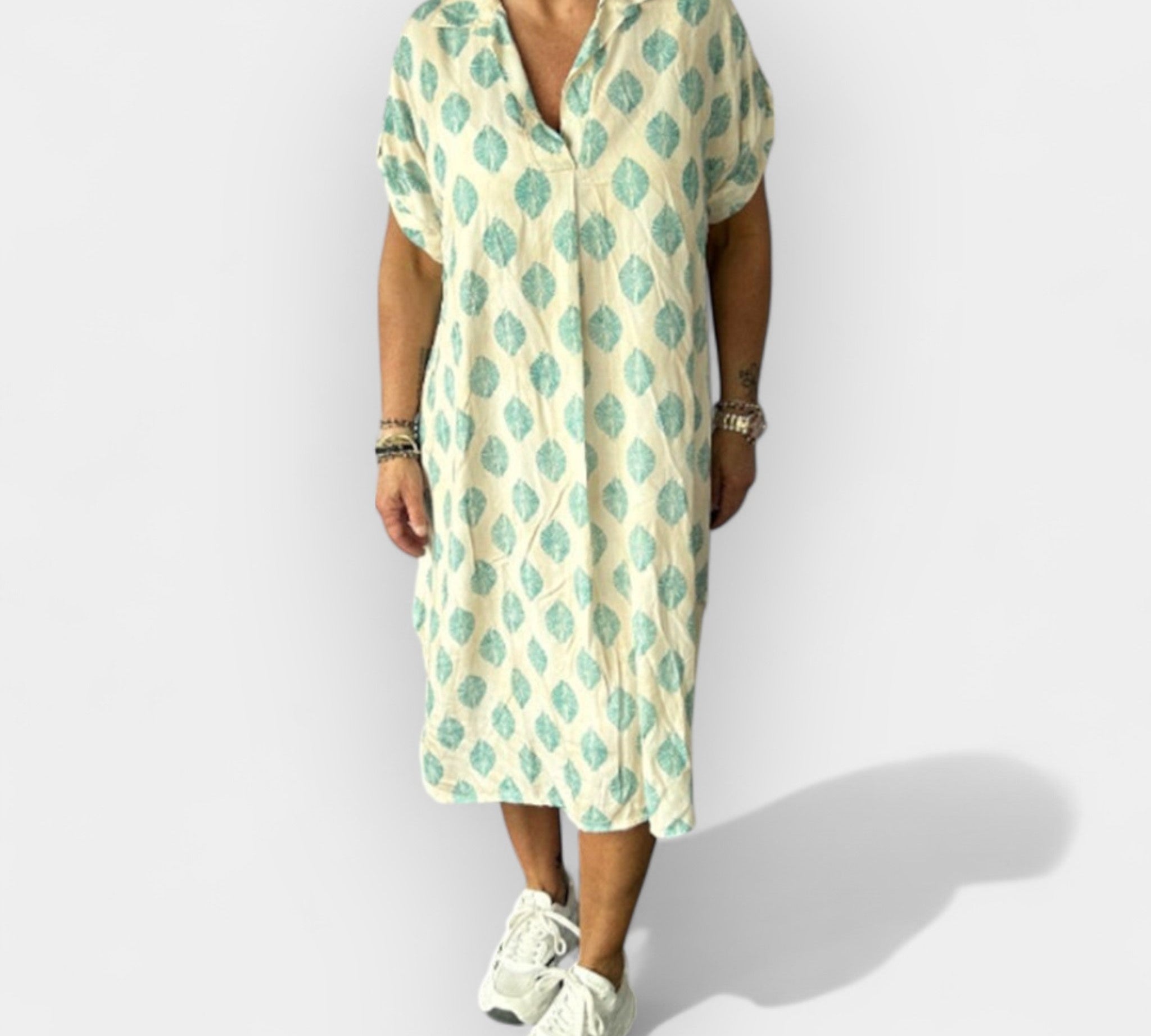 Prozračno ljetno haljina s okruglim dekolteom