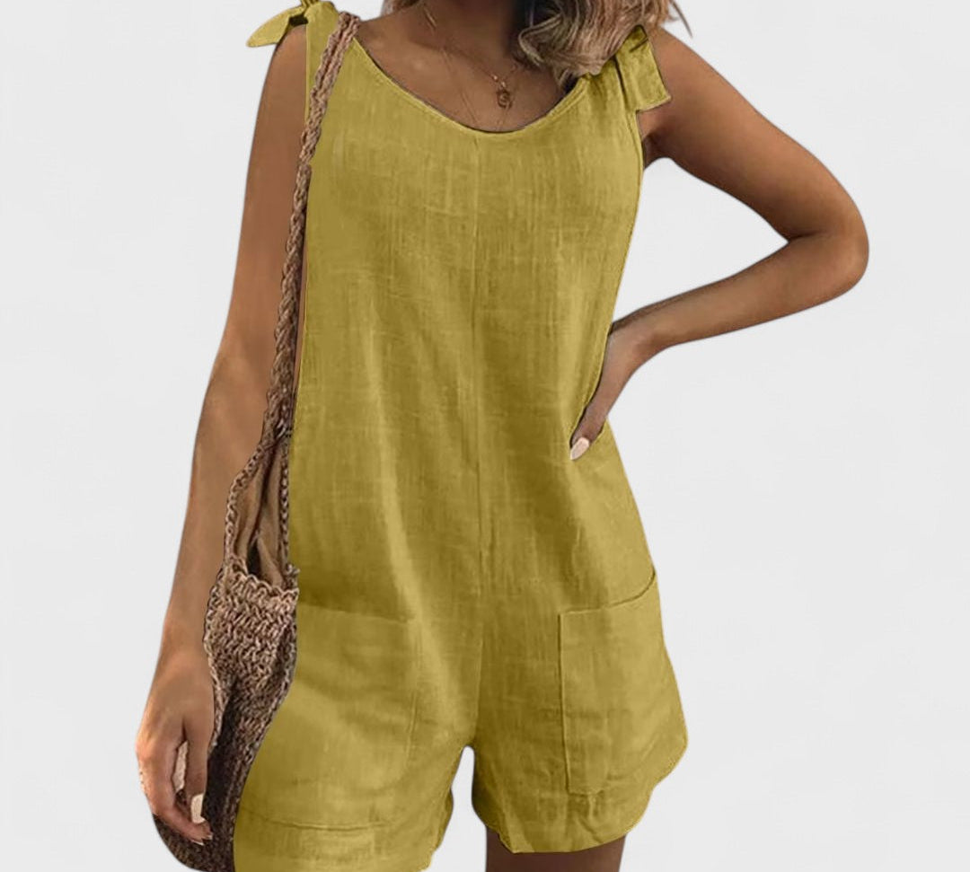 Kratka kombinezon s džepovima na ramenima i vezicama