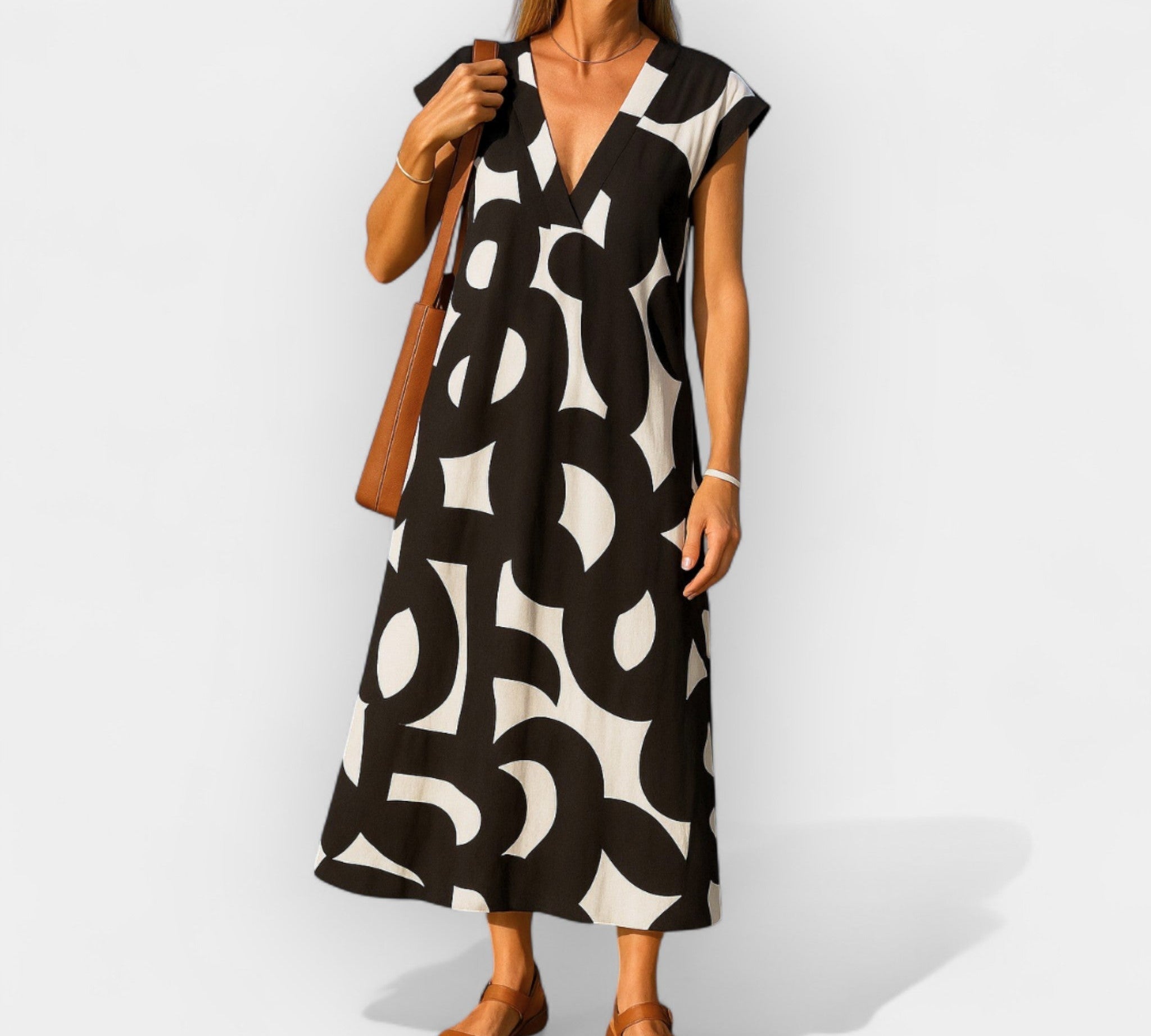 Prozračno haljina s V-izrezom i modernim dizajnom