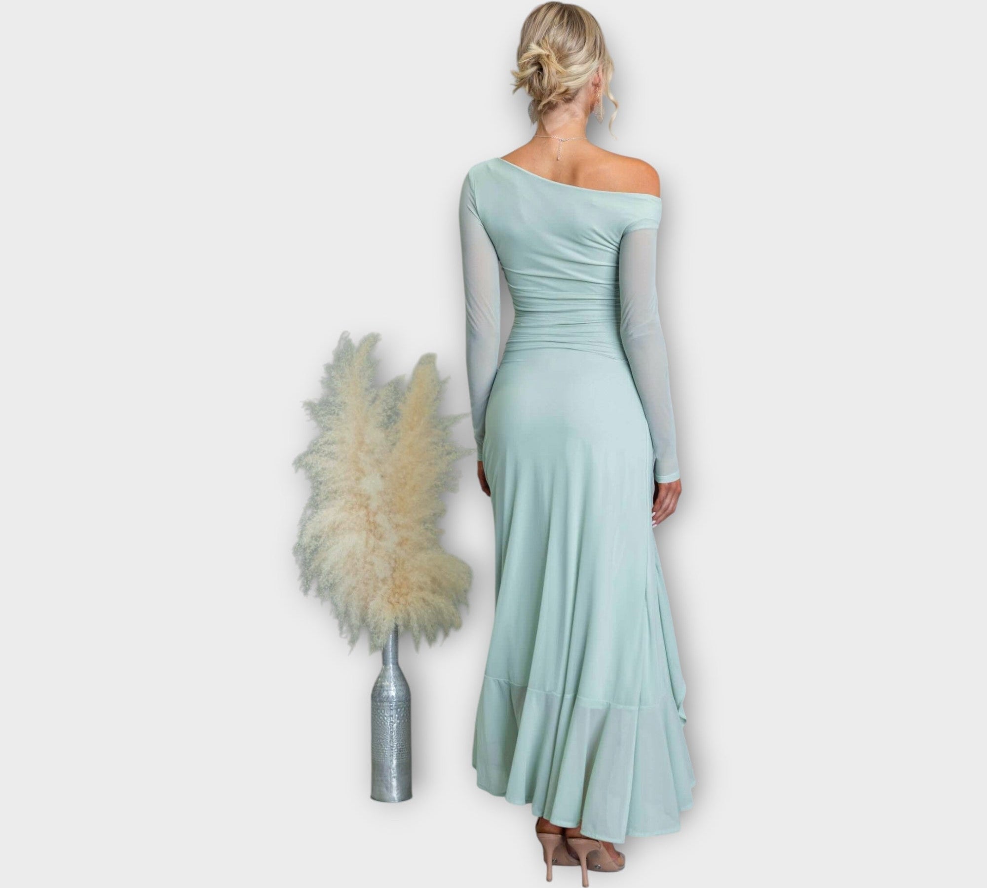 Impresivna Haljina s Elegantnom Linijom