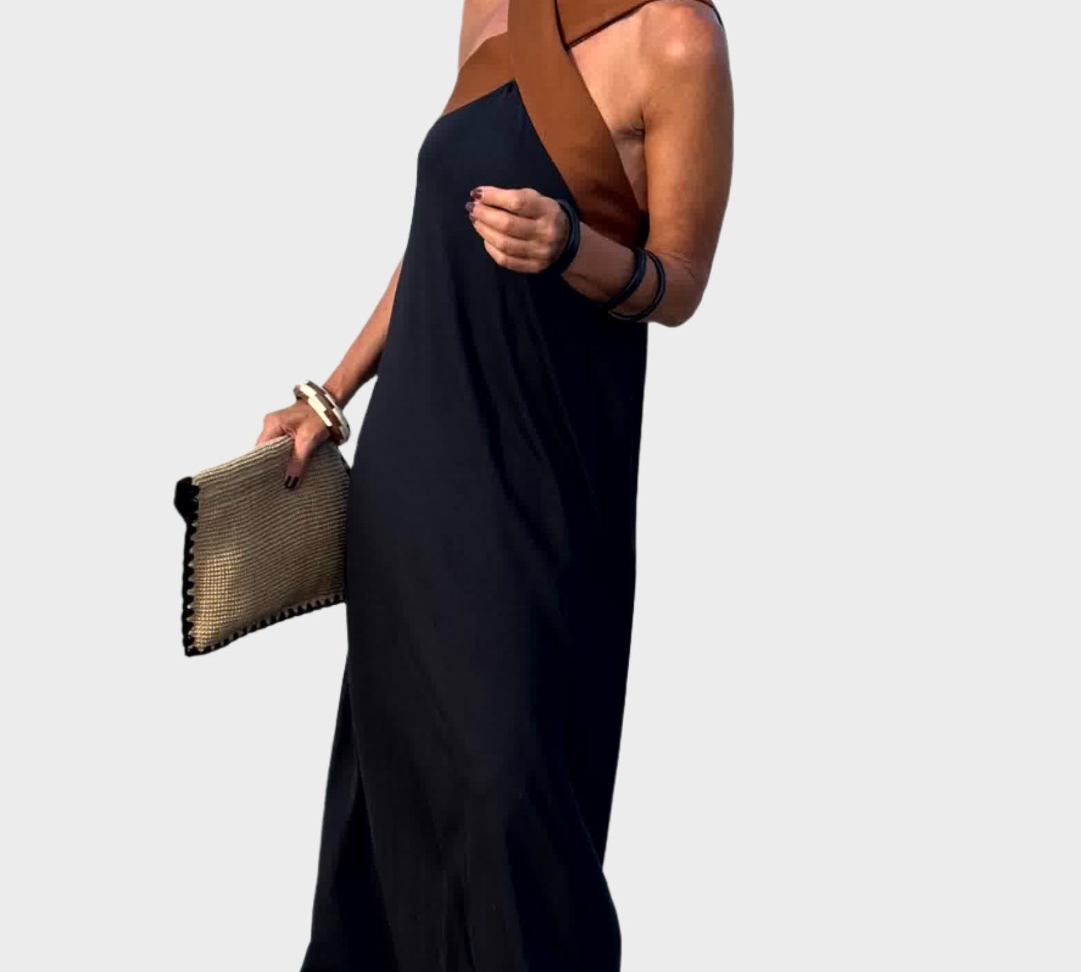 Elegantna haljina s otvorenim leđima i modernim preklopljenim okom