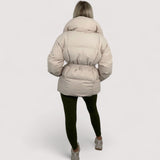 Elora™ | Kratka prošivena jakna s torbicom na pojasu