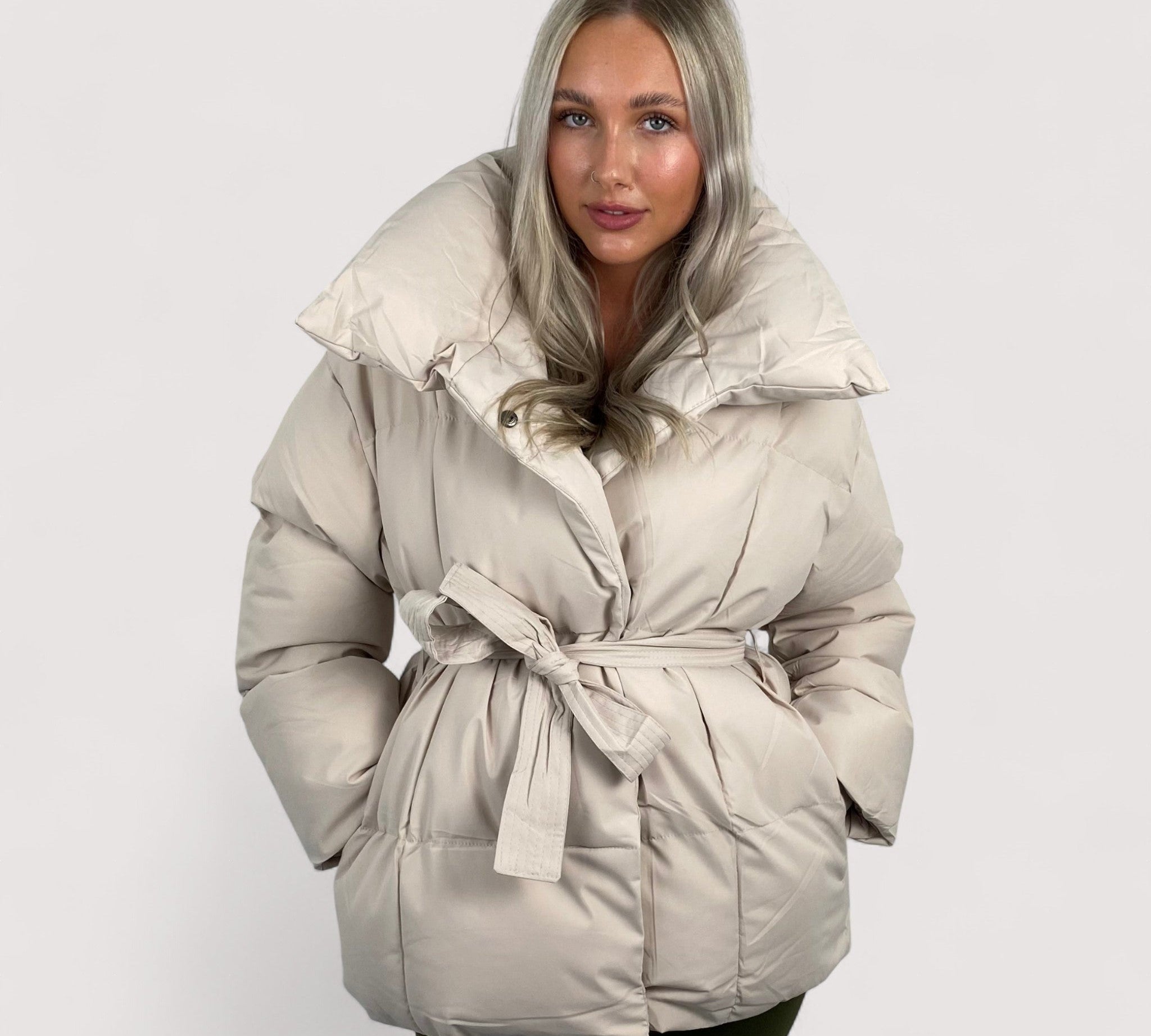 Elora™ | Kratka prošivena jakna s torbicom na pojasu