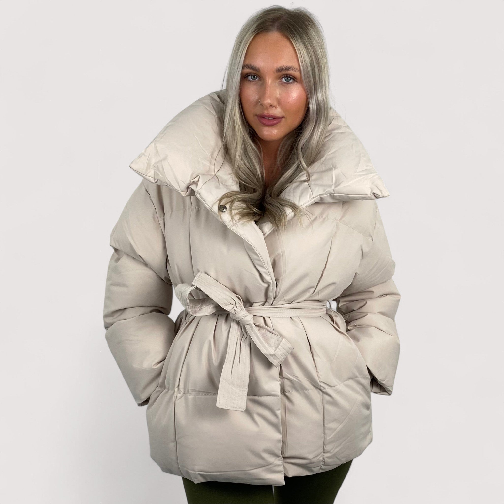 Elora™ | Kratka prošivena jakna s torbicom na pojasu