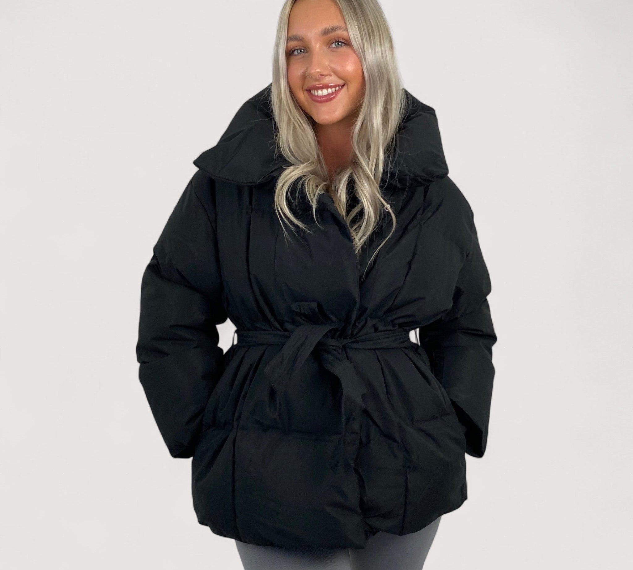 Elora™ | Kratka prošivena jakna s torbicom na pojasu