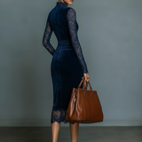 Elegantna slim-fit midi haljina s V-izrezom od tamnoplanog baršuna s čipkom za žene