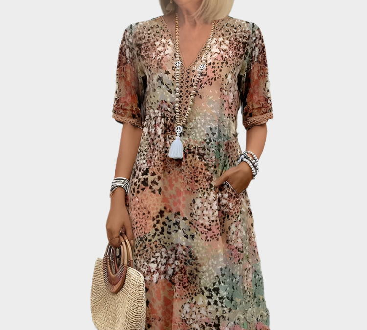 Prozračno laneno haljina s ljetnim uzorkom i V-izrezom