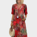 Prozračno laneno haljina s ljetnim uzorkom i V-izrezom