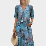 Prozračno laneno haljina s ljetnim uzorkom i V-izrezom