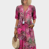 Prozračno laneno haljina s ljetnim uzorkom i V-izrezom