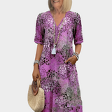 Prozračno laneno haljina s ljetnim uzorkom i V-izrezom