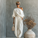 Ženski komplet od lana u off-white boji s top izrezom izvan ramena i suženim hlačama