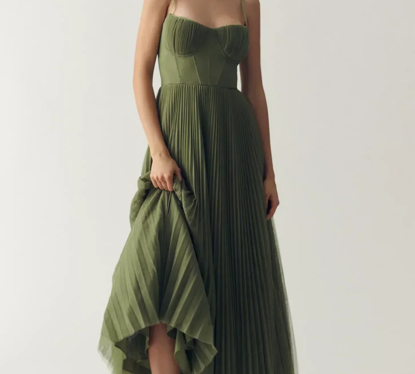 Lara - Moderna Elegancija S Otvorenim Leđima