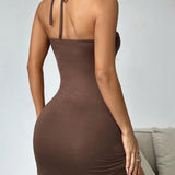 Čokoladna mini haljina s vezanjem oko vrata