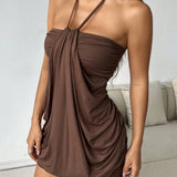 Čokoladna mini haljina s vezanjem oko vrata