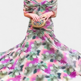 Duga haljina s cvjetnim uzorkom s V izrezom i romantičnom elegancijom