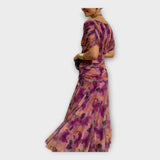 Zračna Haljina s Impresivnim Izrezom