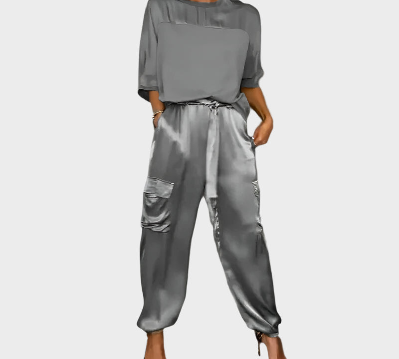 Satin Set s Općenitom Majicom i Cargo Hlačama